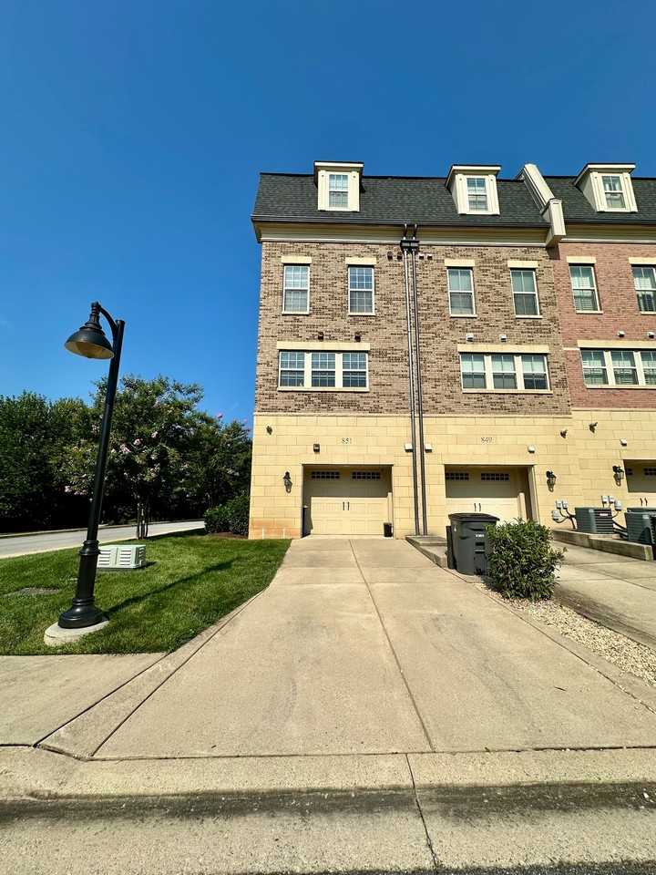 851 Regents Sq - Photo 3 of 17