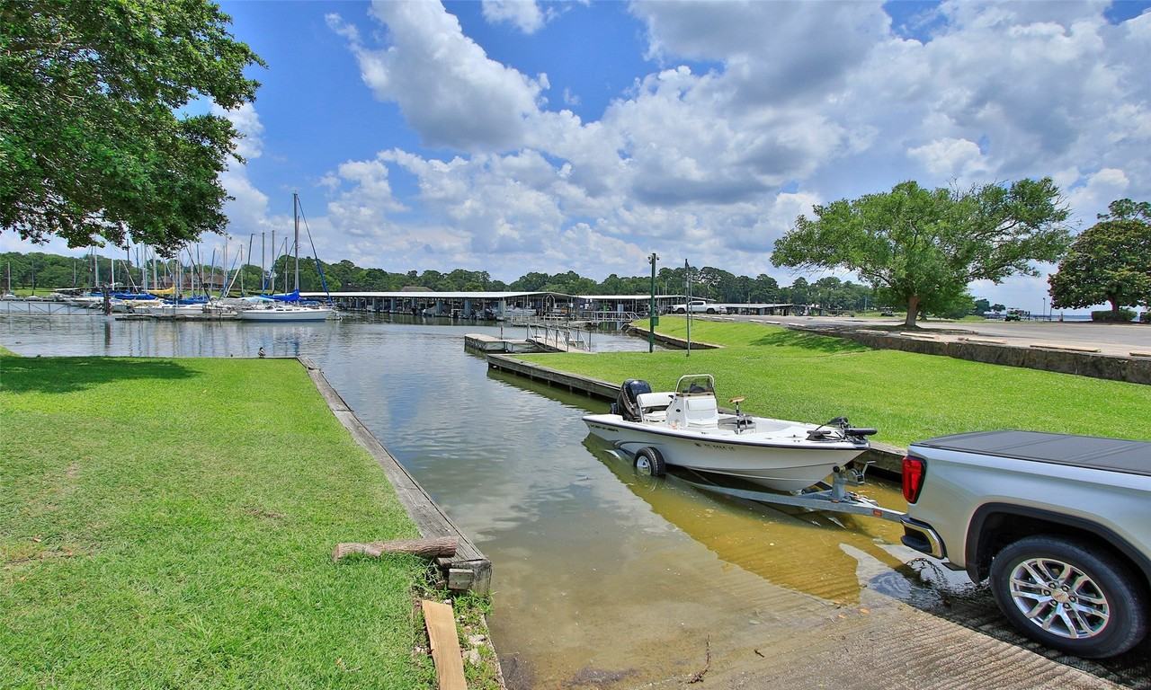 6867 Stillwater Dr - Photo 2 of 34