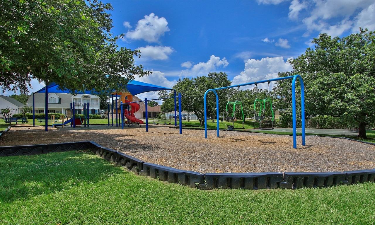 6867 Stillwater Dr - Photo 5 of 34