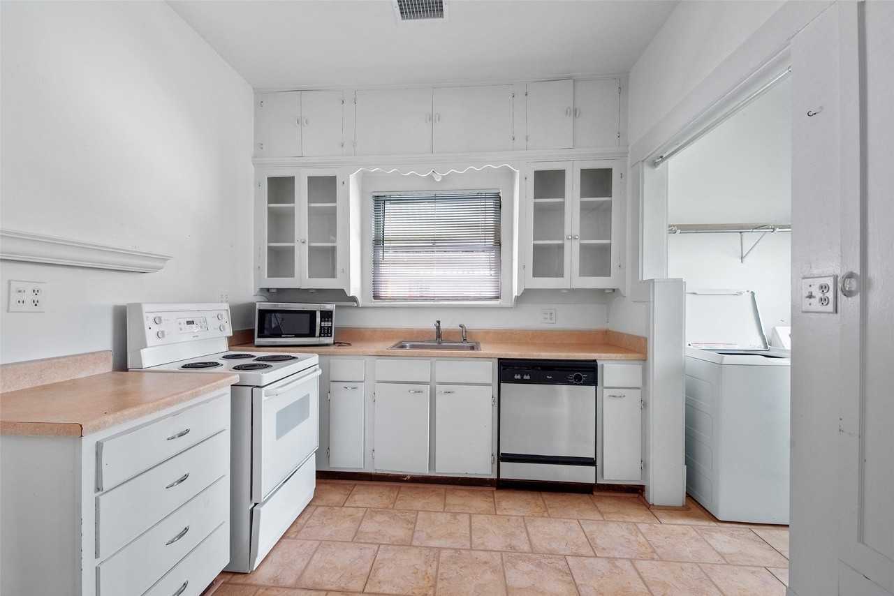 516 W Pierce St - Photo 4 of 11