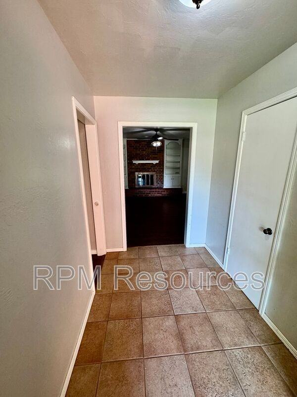 1420 Ne 1st St - Photo 4 of 23