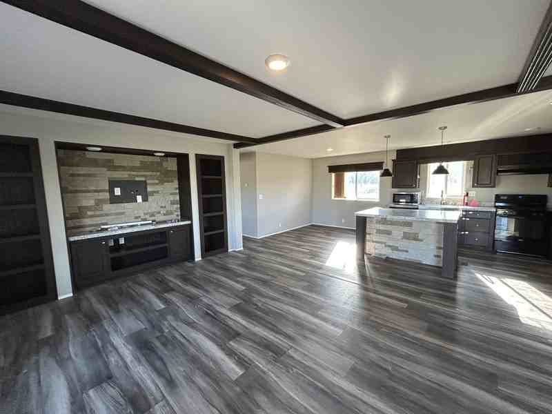 2090 45 Rd - Photo 2 of 14