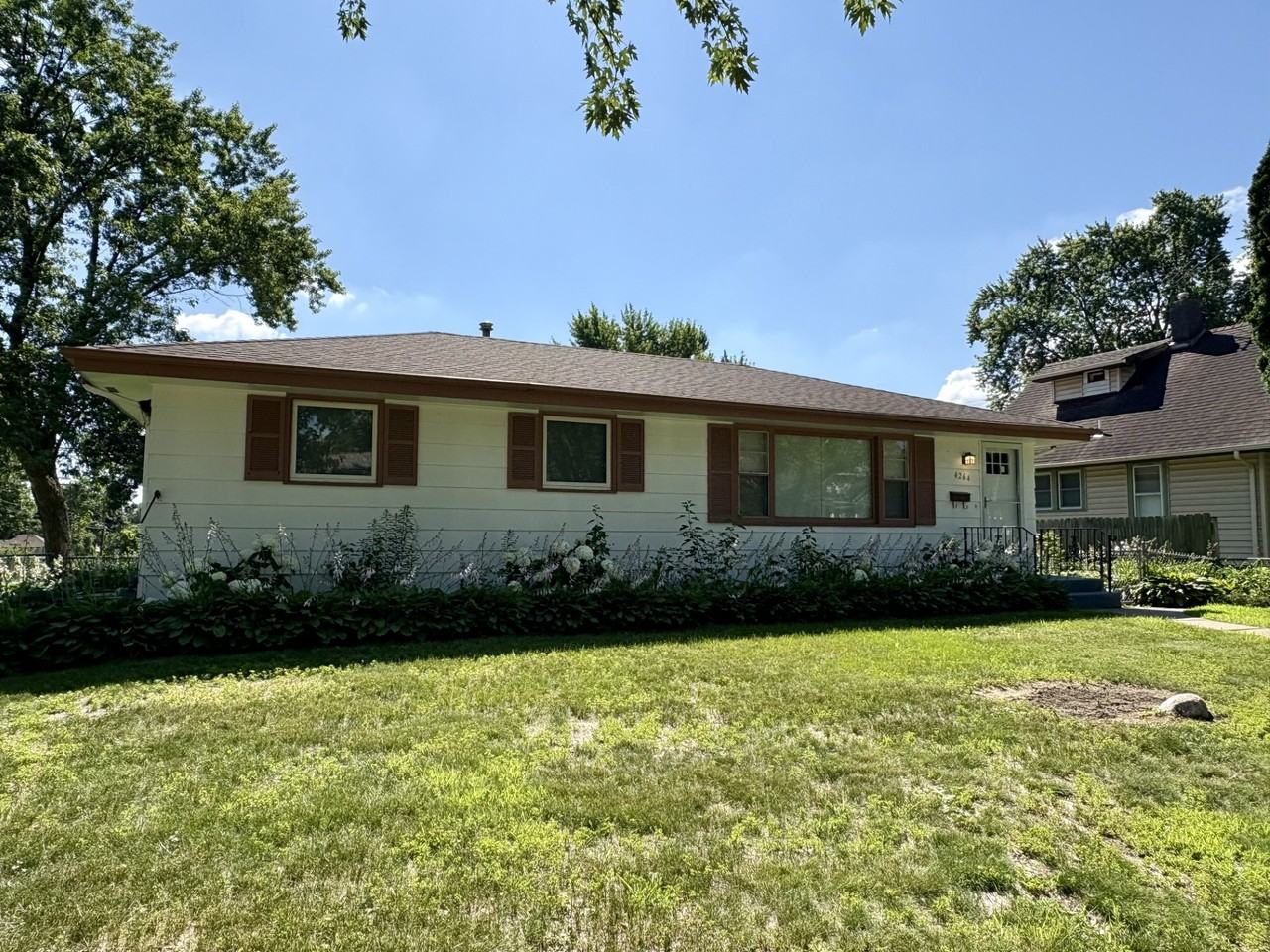 4264 Vera Cruz Ave N - Photo 2 of 27