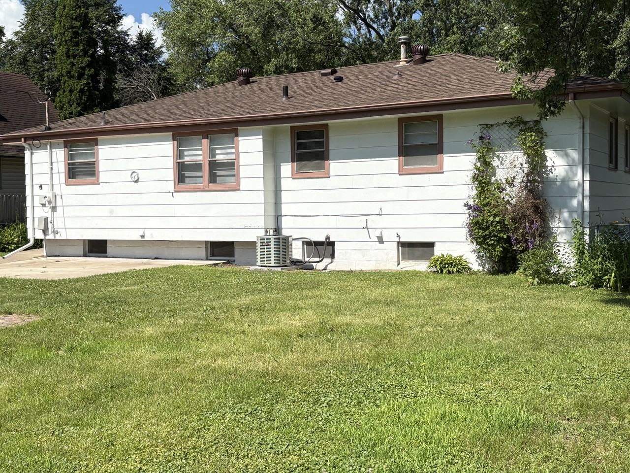 4264 Vera Cruz Ave N - Photo 3 of 27