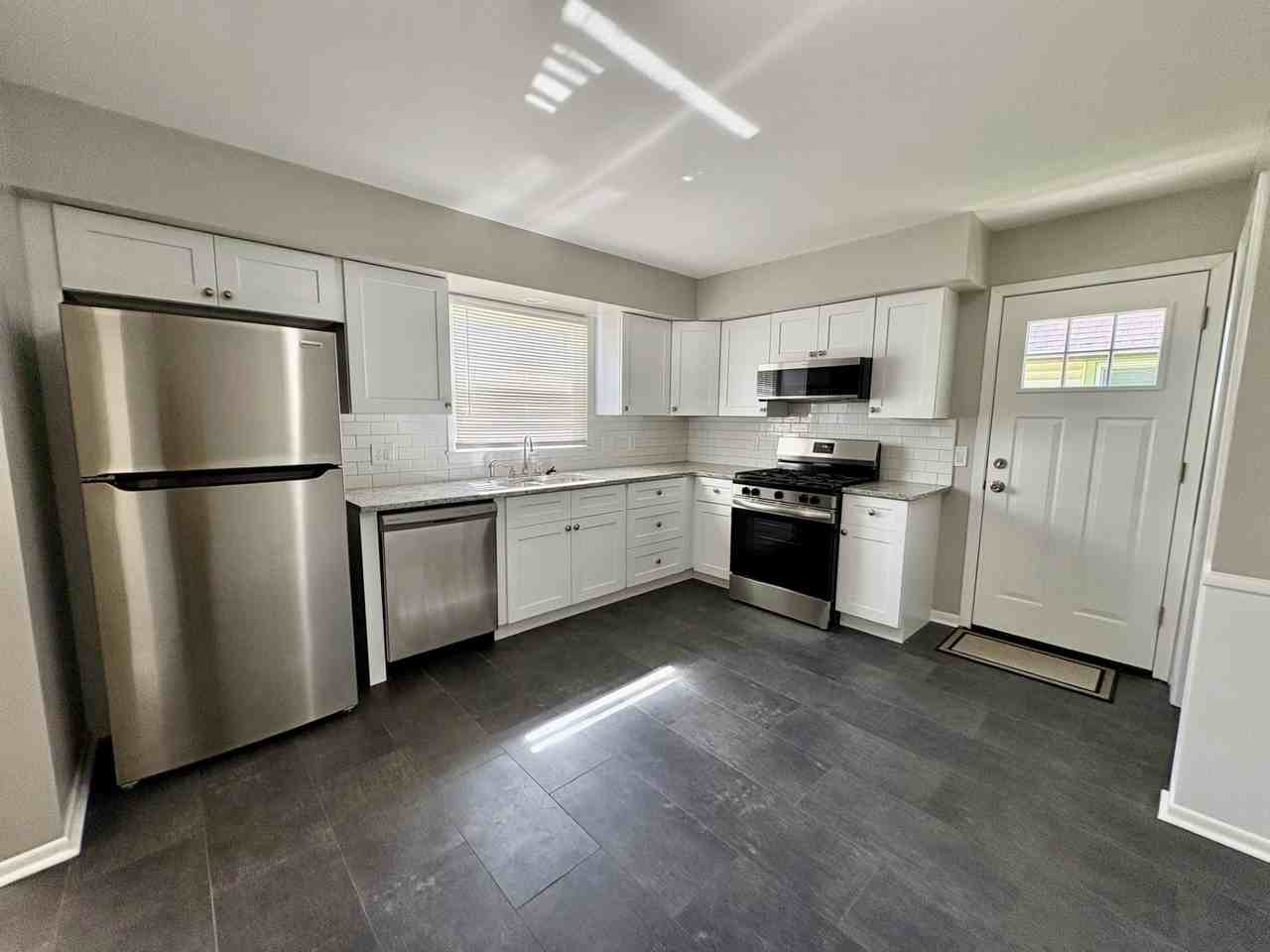 4264 Vera Cruz Ave N - Photo 7 of 27
