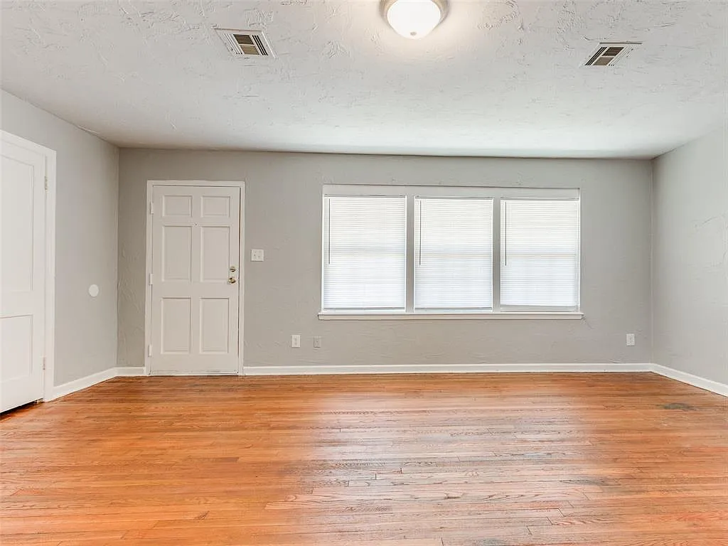 1321 Campbell Rd - Photo 2 of 3