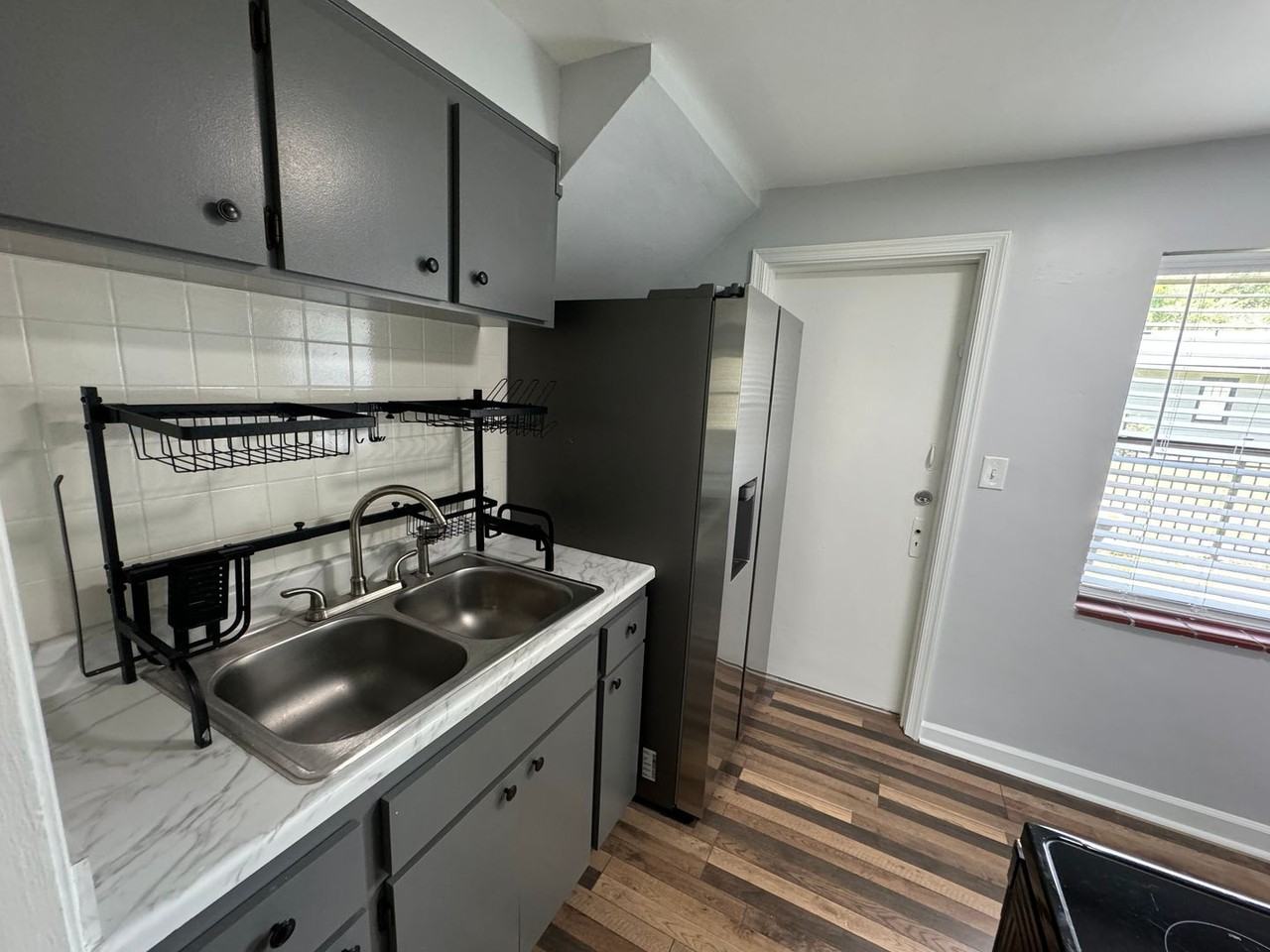 1284 Ingleside Ave - Photo 4 of 9