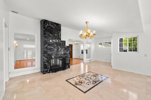 1908 Oakwood St - Photo 3 of 8