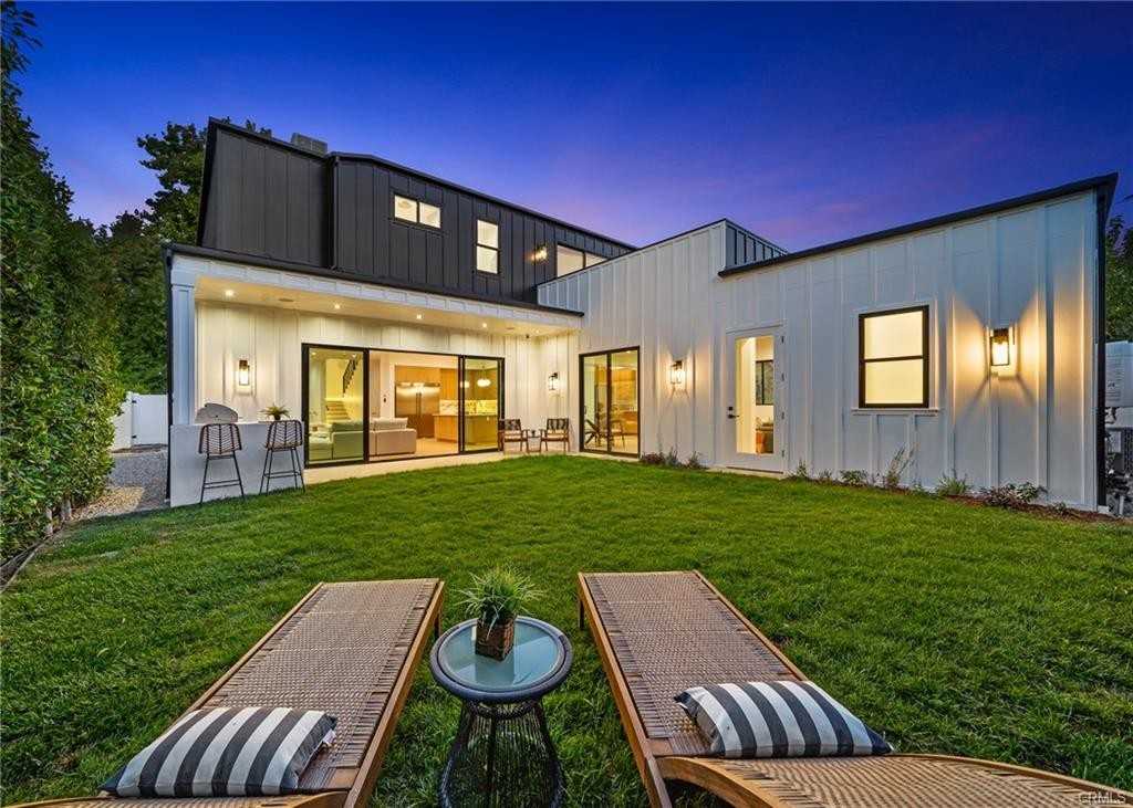 5945 Hesperia Ave - Photo 3 of 8