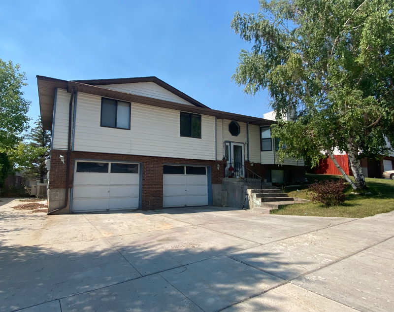 207 Holbrook Ct - Photo 2 of 13