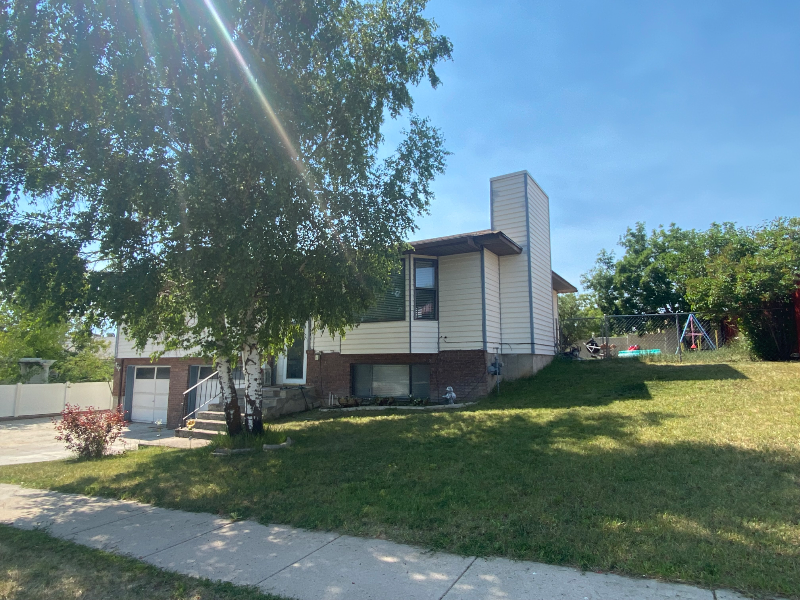 207 Holbrook Ct - Photo 3 of 13