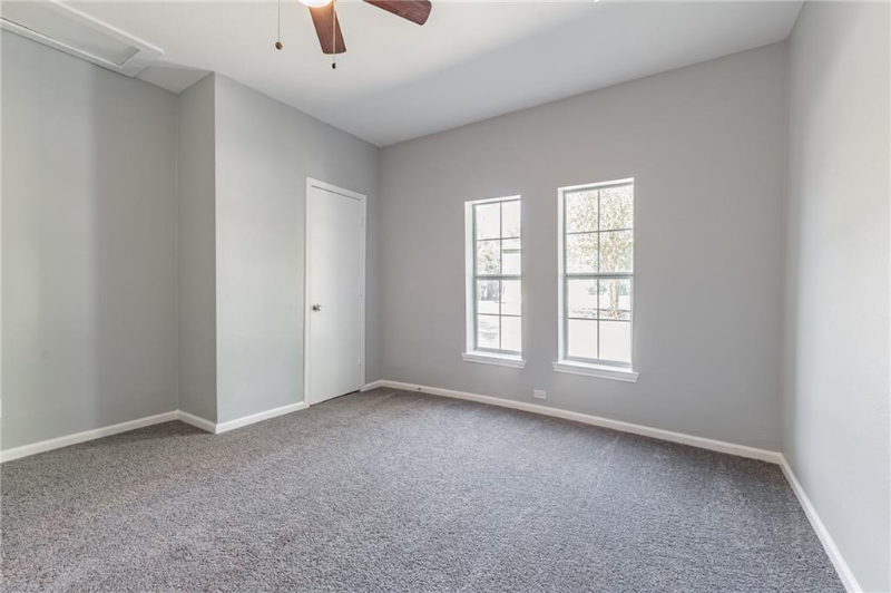 1002 S 2nd St - Photo 7 of 9