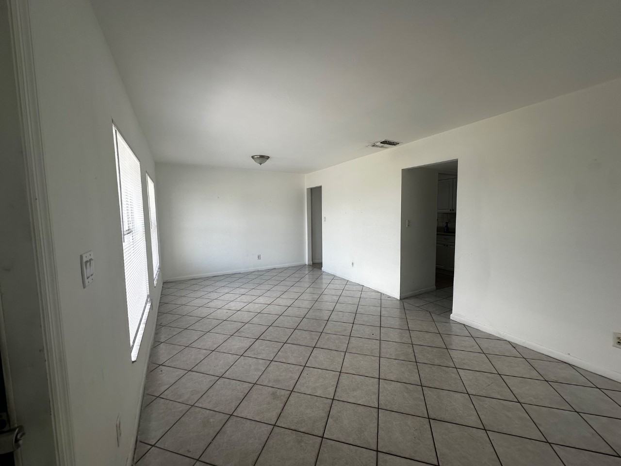 1157 S Loop Blvd - Photo 4 of 20