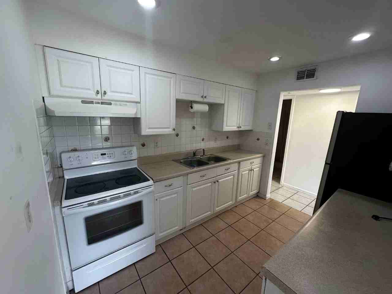 1157 S Loop Blvd - Photo 6 of 20