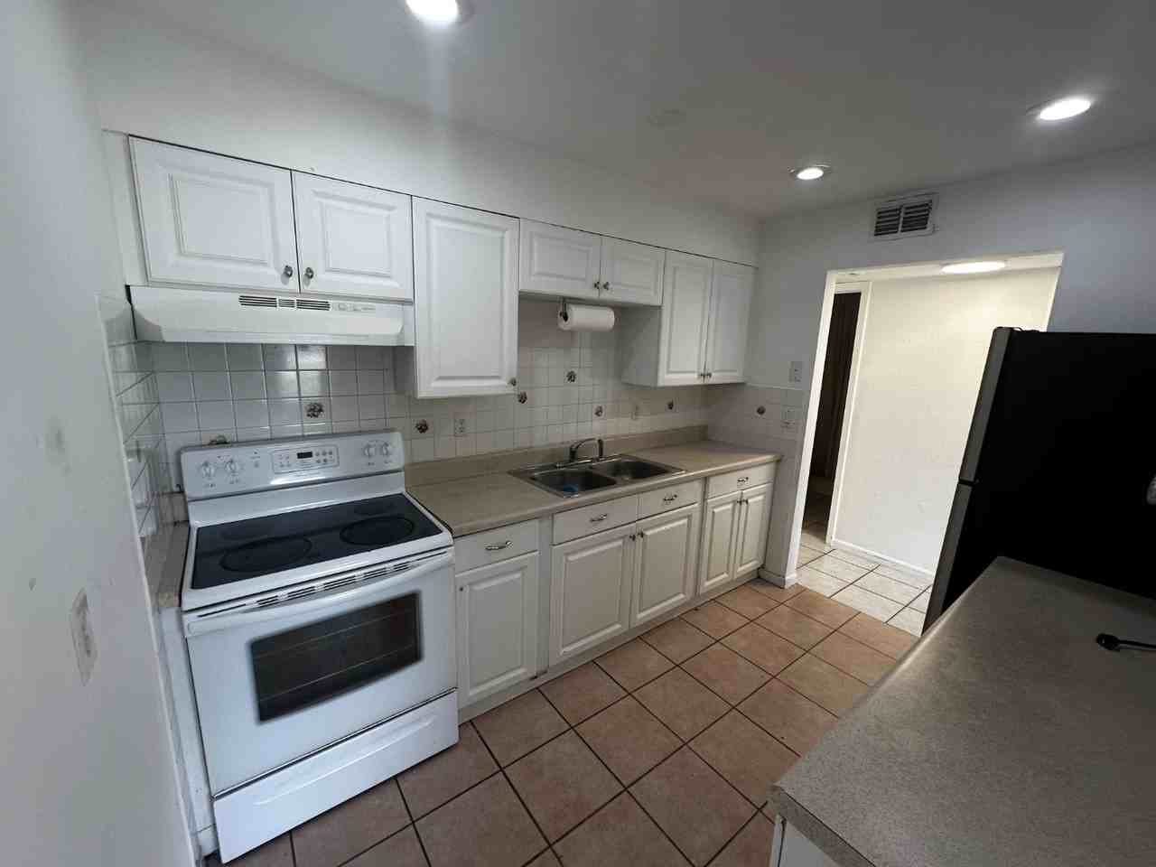 1157 S Loop Blvd - Photo 7 of 20