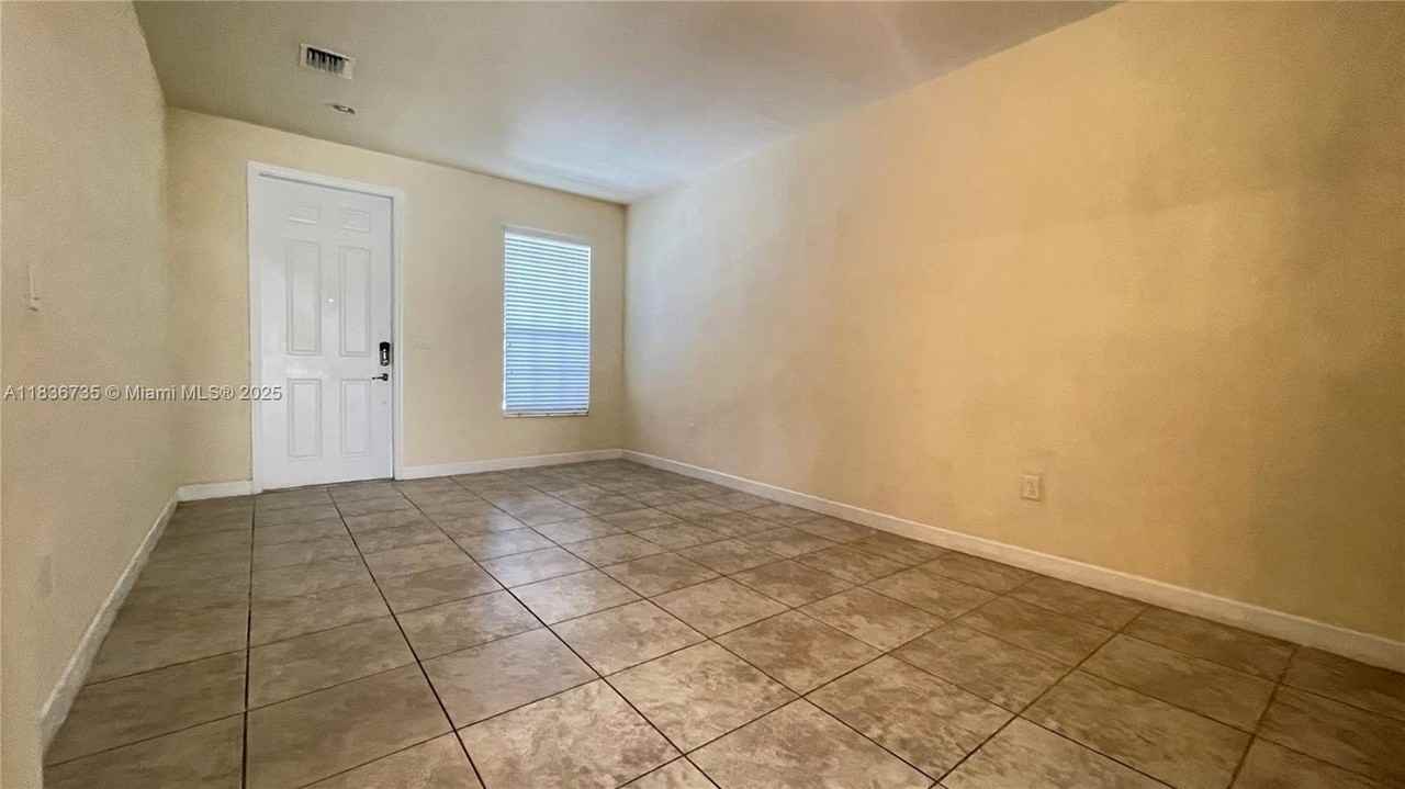 17090 Sw 95th Ter #0 - Photo 2 of 16