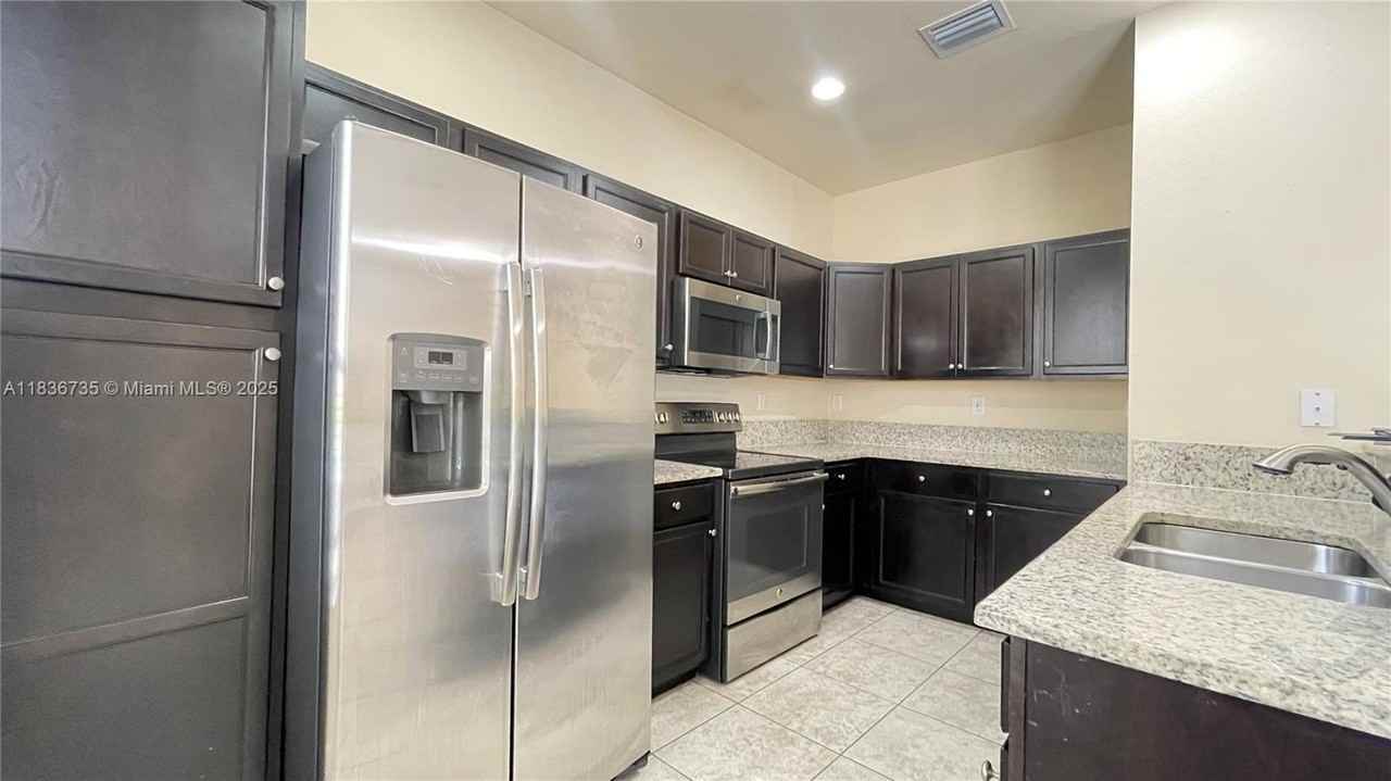 17090 Sw 95th Ter #0 - Photo 3 of 16