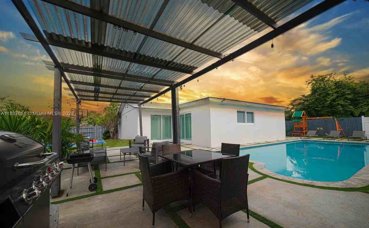 10010 Sw 162nd St - Photo 2 of 22