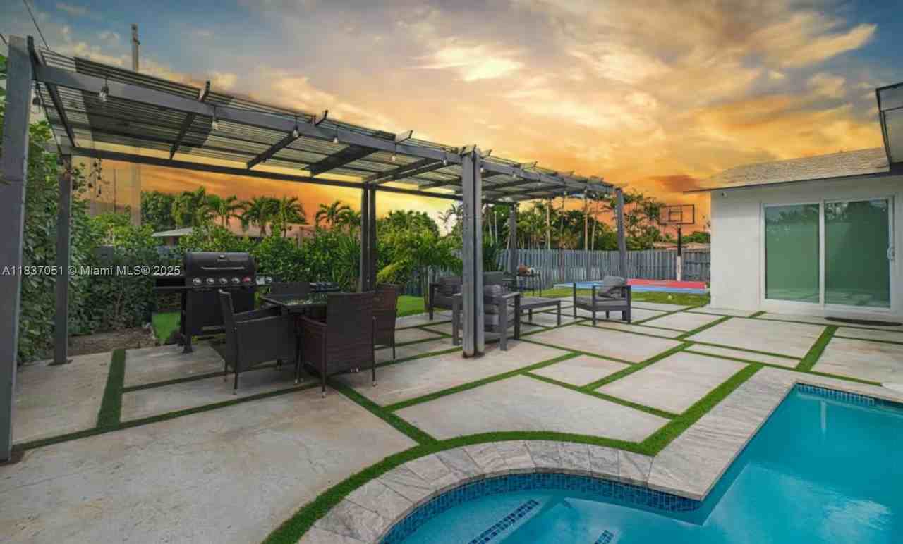 10010 Sw 162nd St - Photo 4 of 22