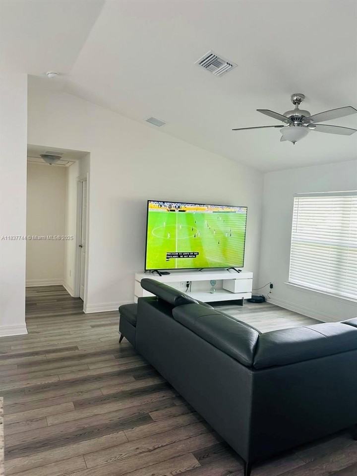 2524 Ne 5th Ave - Photo 2 of 19