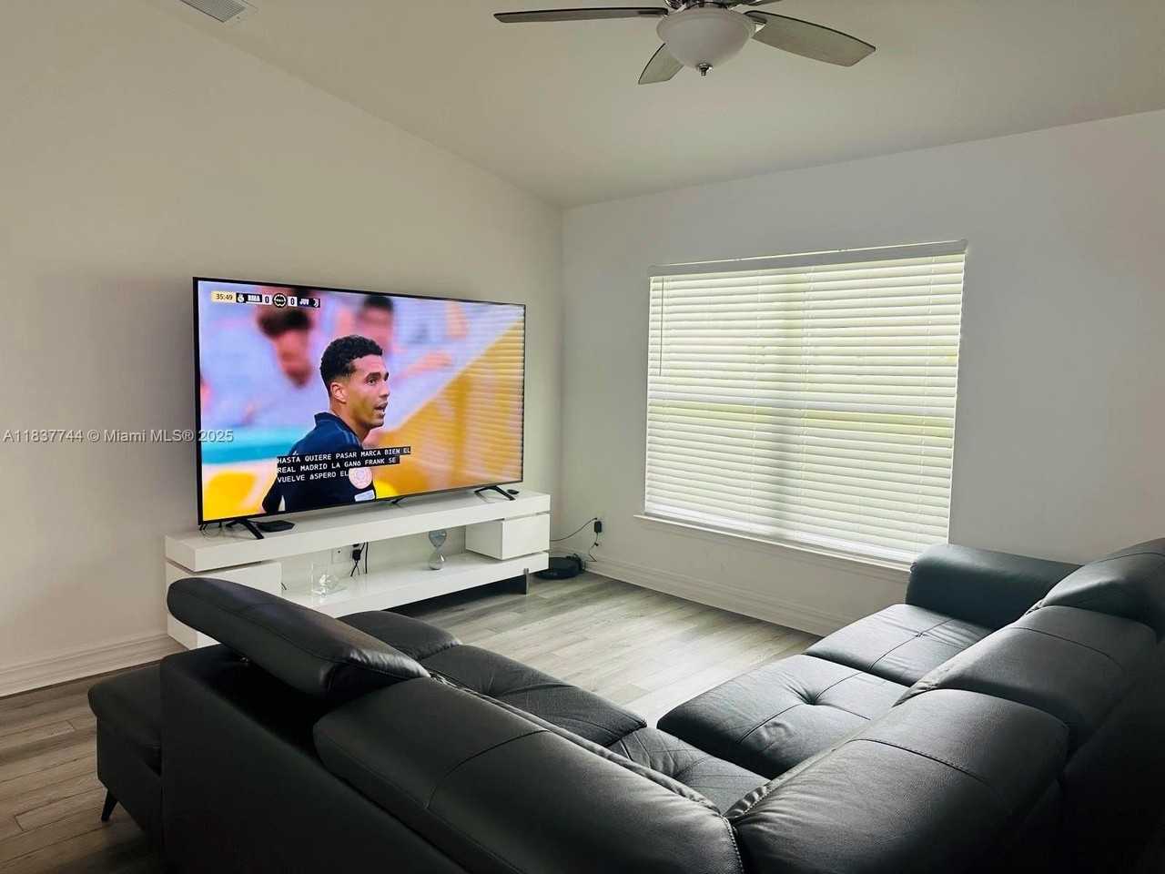 2524 Ne 5th Ave - Photo 4 of 19