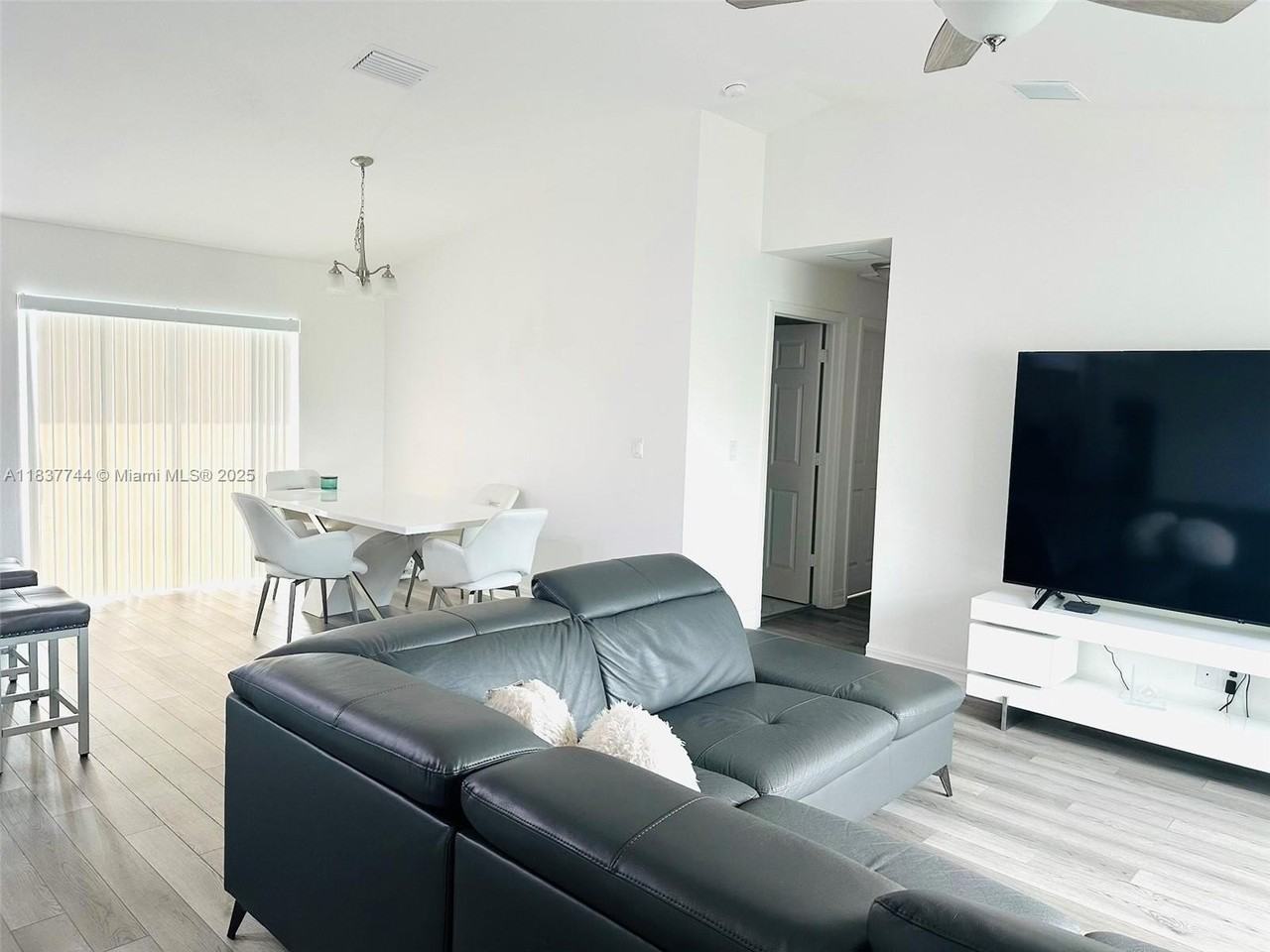 2524 Ne 5th Ave - Photo 6 of 19