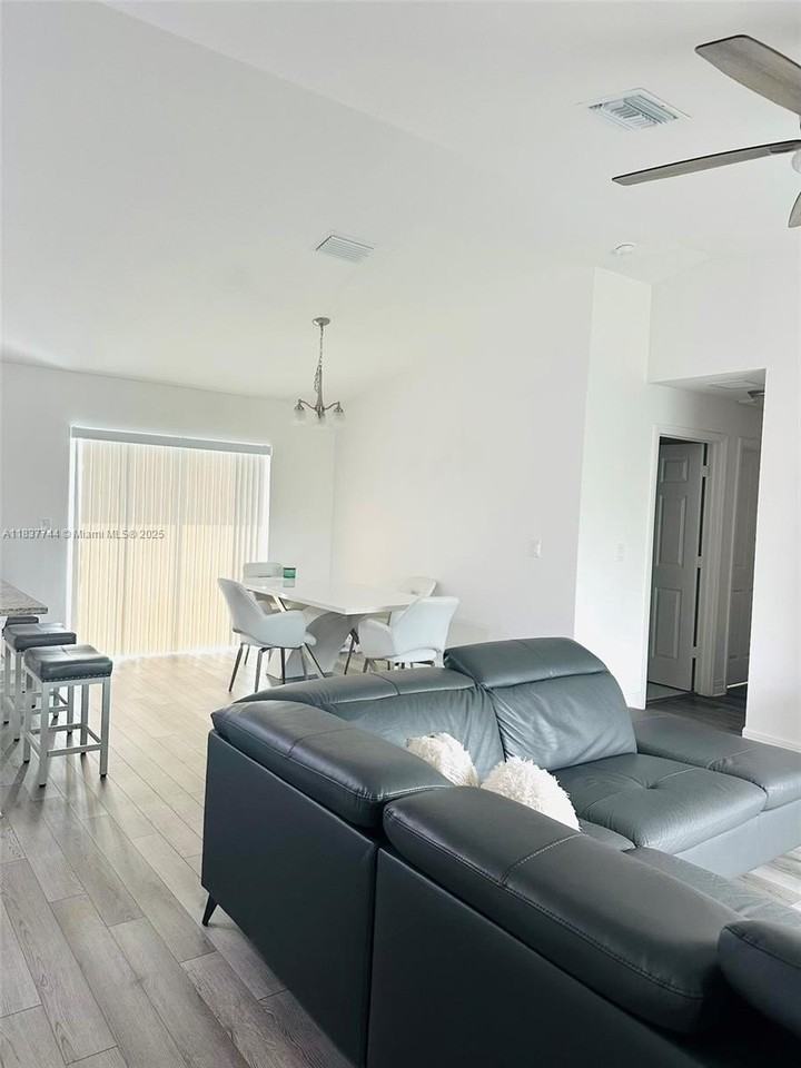 2524 Ne 5th Ave - Photo 7 of 19