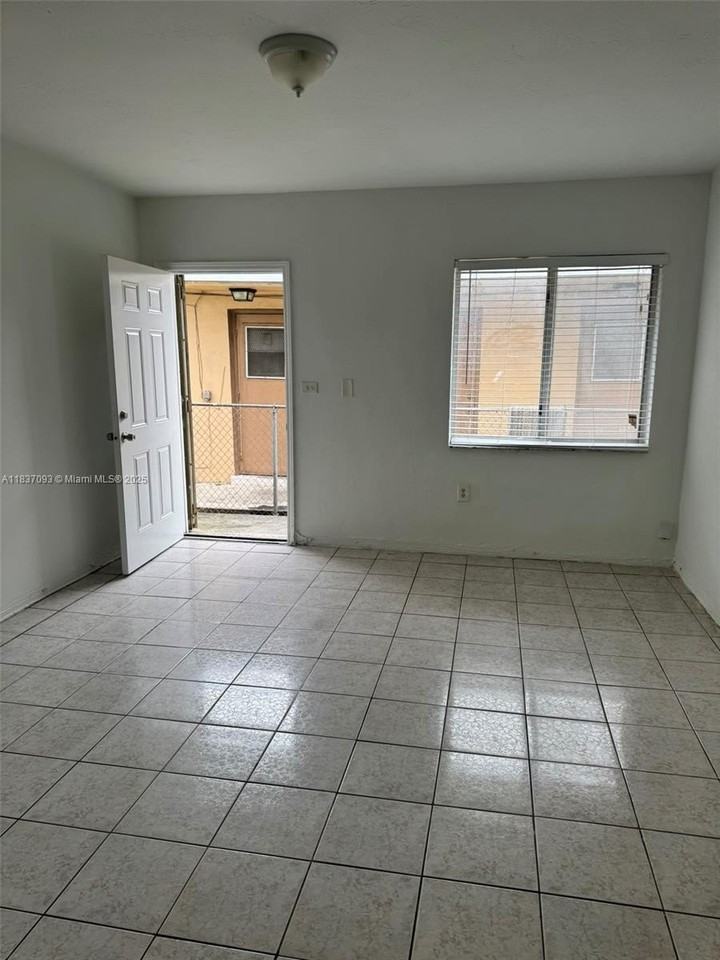 1857 Nw 43rd St - Photo 3 of 8