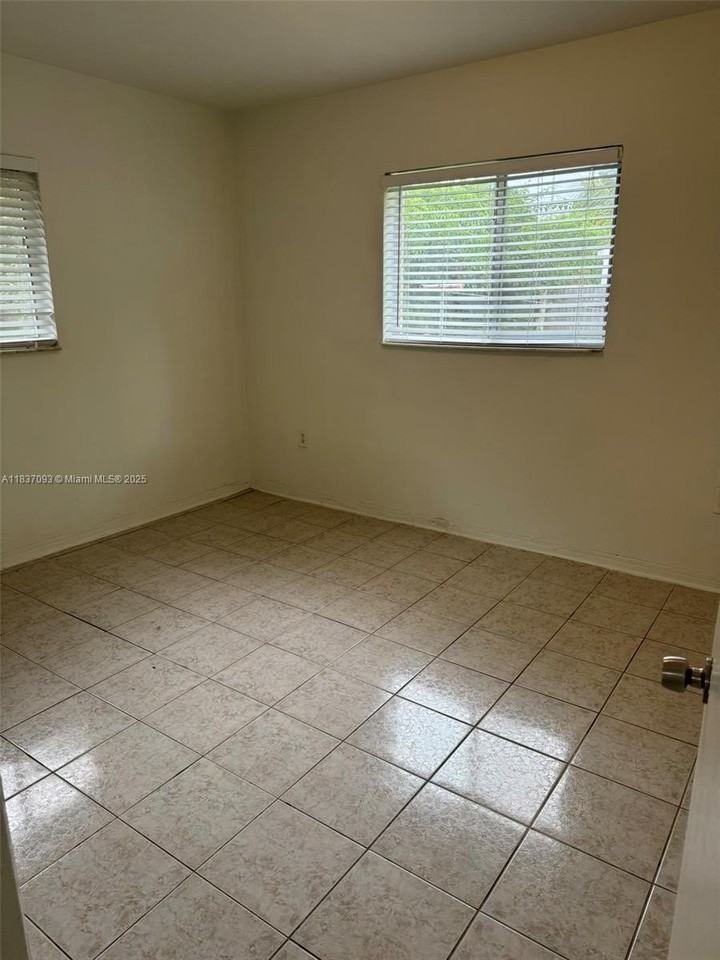 1857 Nw 43rd St - Photo 4 of 8