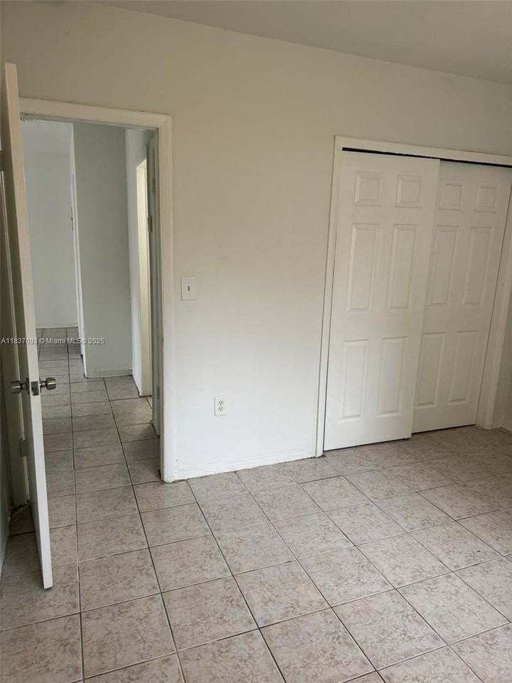 1857 Nw 43rd St - Photo 5 of 8