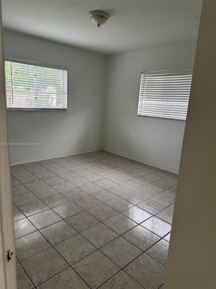 1857 Nw 43rd St - Photo 7 of 8