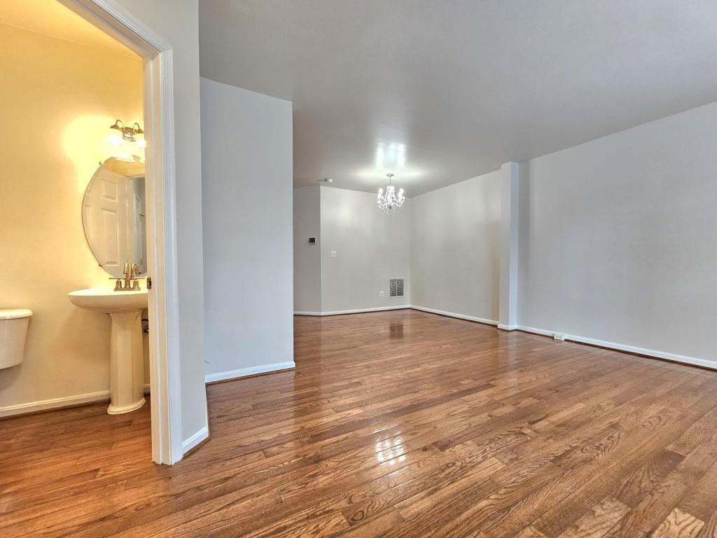 7427 Ardglass Ct - Photo 3 of 33