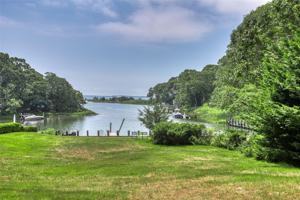 featured image of 400 Little Peconic Bay Rd