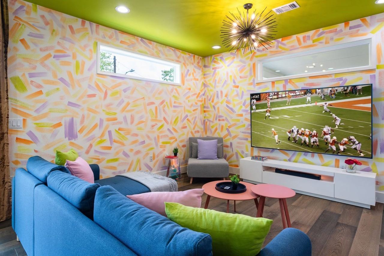 2415 E 10th St #1244725P - Photo 3 of 32