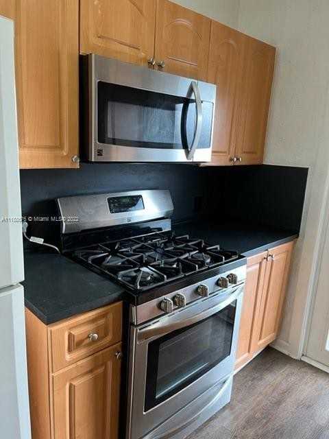 305 69th St - Photo 3 of 6