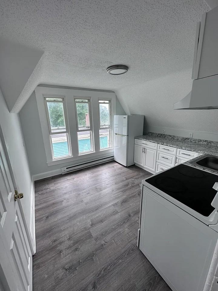 111 Laurel Hill Ave #3 - Photo 3 of 7