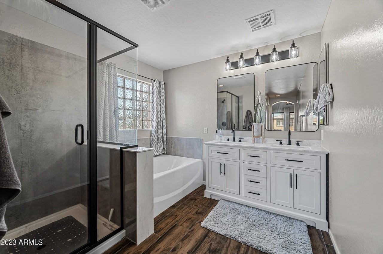 15046 W Sells Dr - Photo 3 of 19