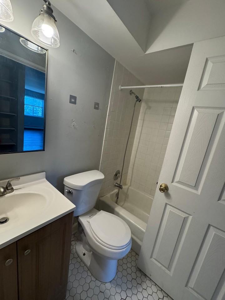 1185 Surrey Dr #3E - Photo 2 of 13