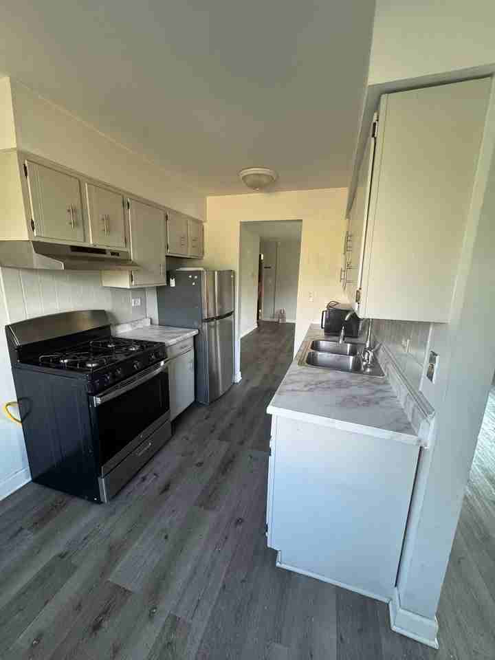 1185 Surrey Dr #3E - Photo 3 of 13