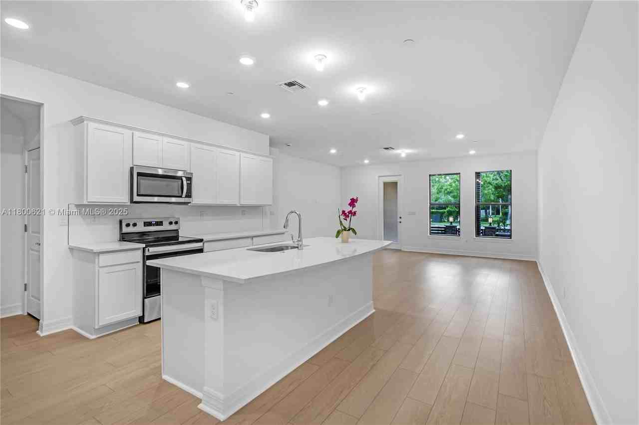 8353 Northwest 7th Place - Photo 3 of 29