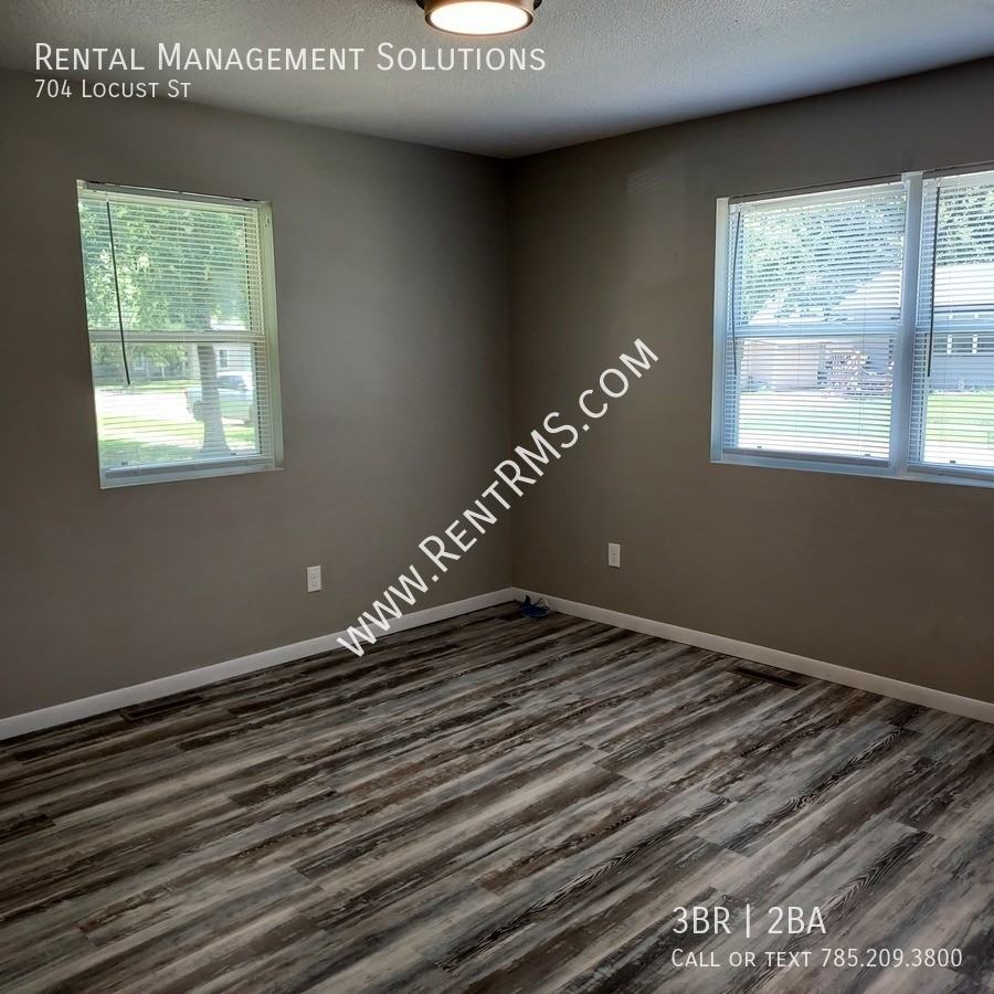 704 Locust St - Photo 3 of 29
