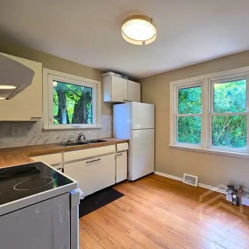 215 Charles St W - Photo 3 of 9