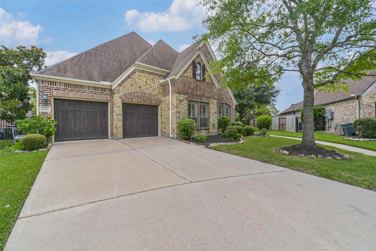 1202 Maroon Ln - Photo 3 of 49