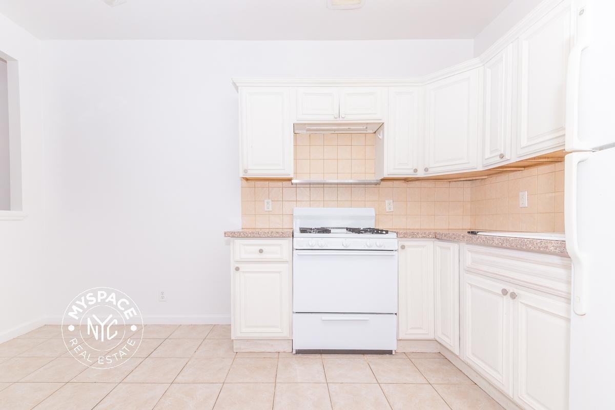 823 Willoughby Ave #3B - Photo 2 of 10