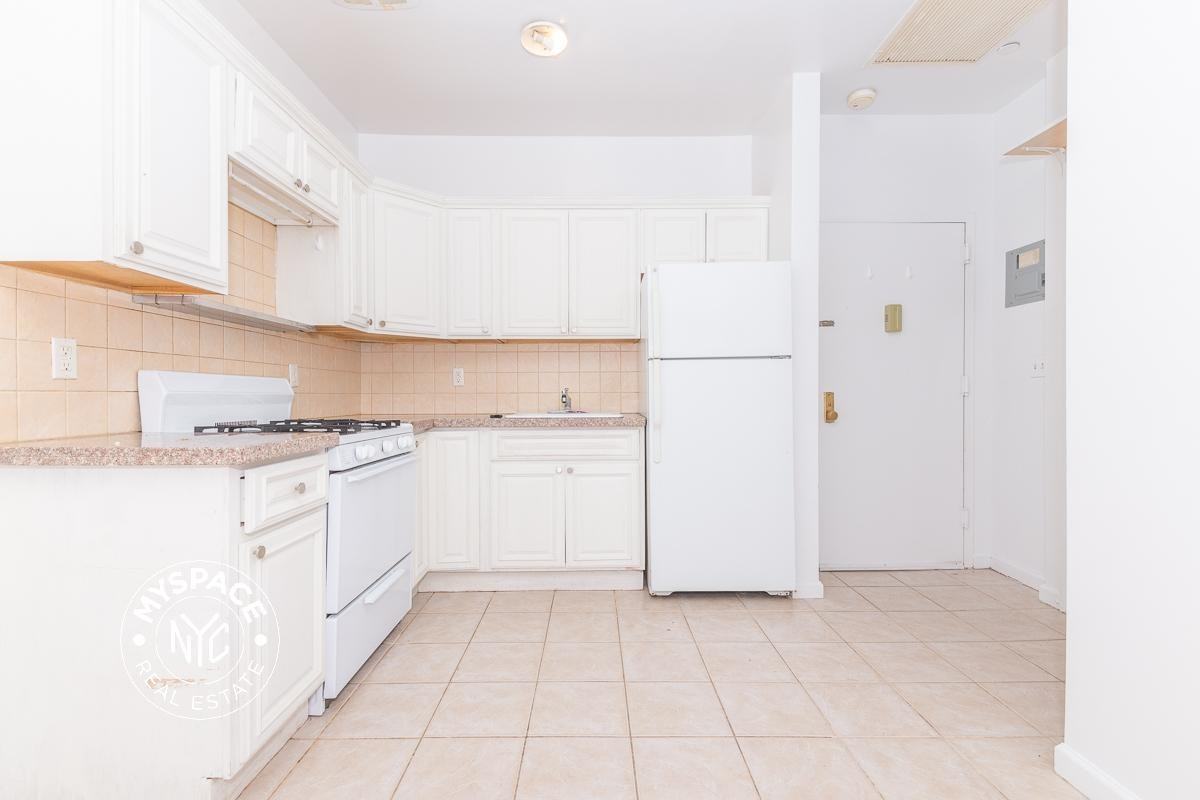 823 Willoughby Ave #3B - Photo 4 of 10