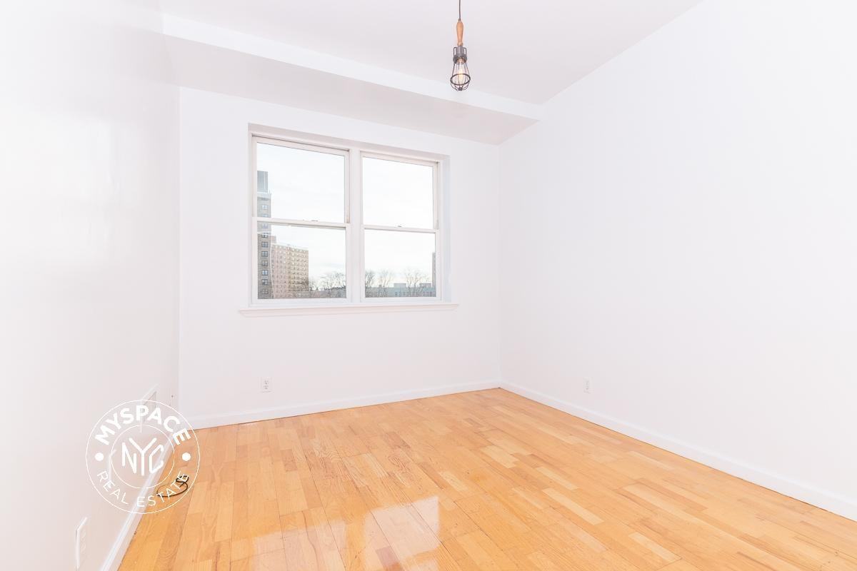 823 Willoughby Ave #3B - Photo 5 of 10