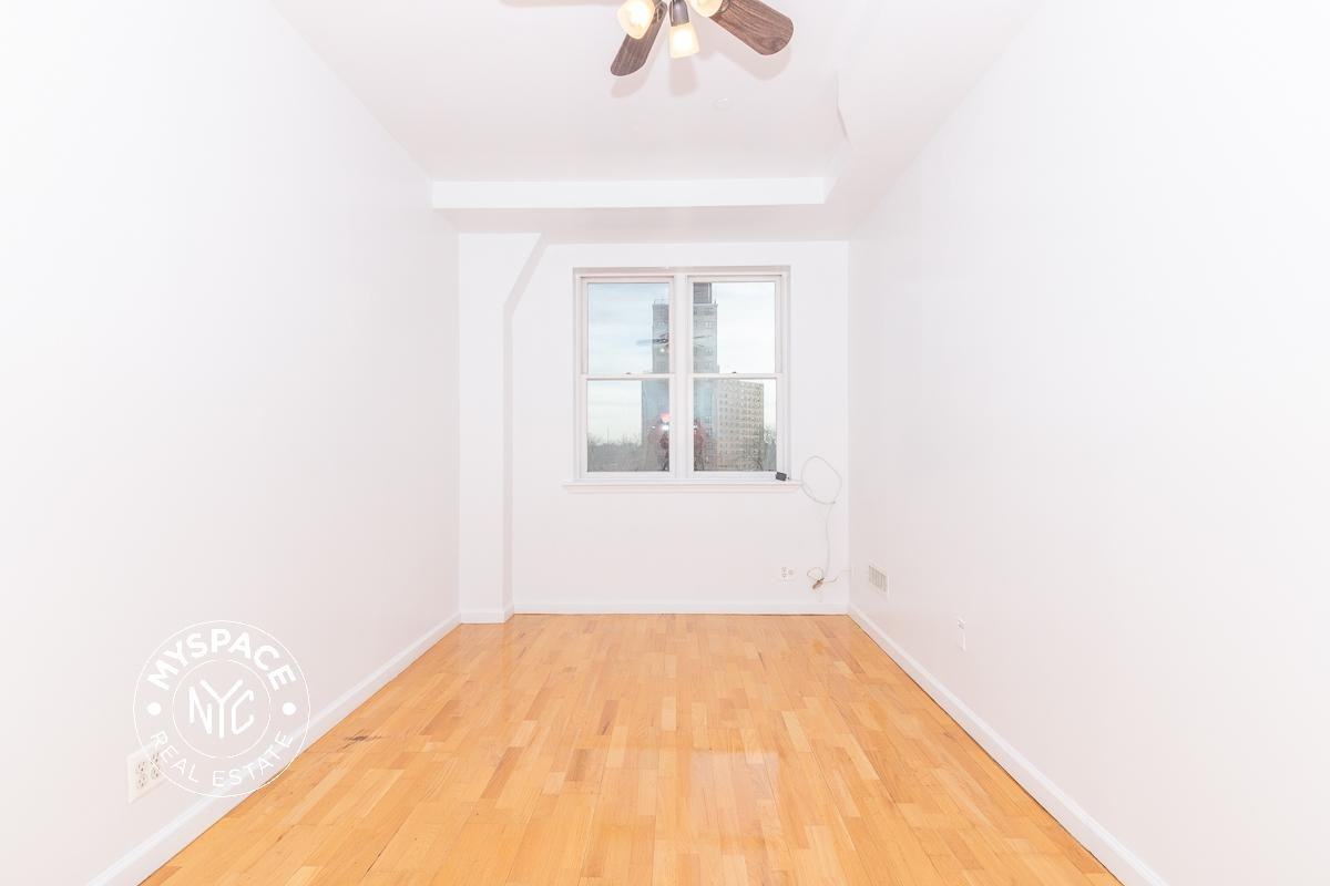 823 Willoughby Ave #3B - Photo 7 of 10