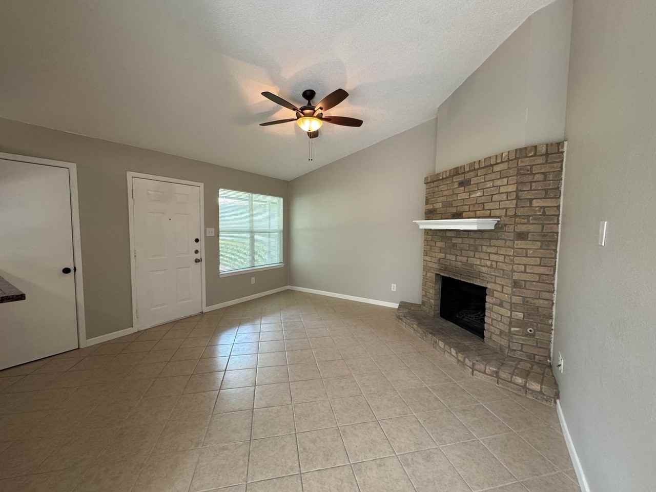 215 Greenlawn Blvd - Photo 3 of 29