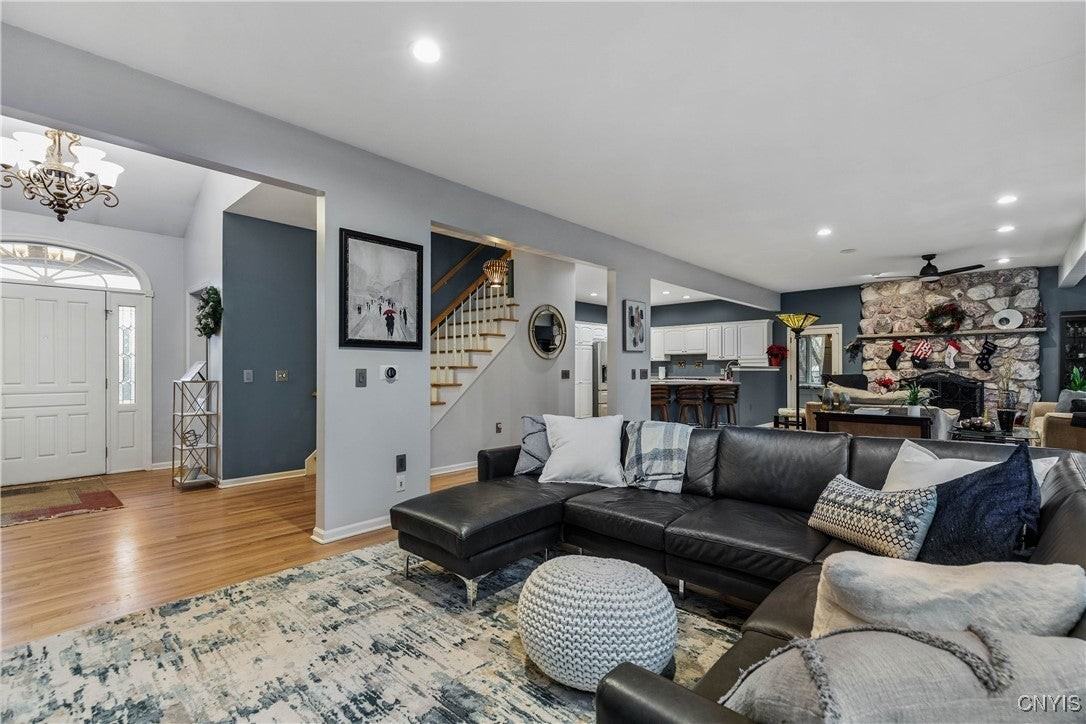 4892 Macgregor Ln - Photo 4 of 27