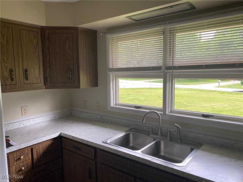 8260 Overlook Ave - Photo 7 of 15